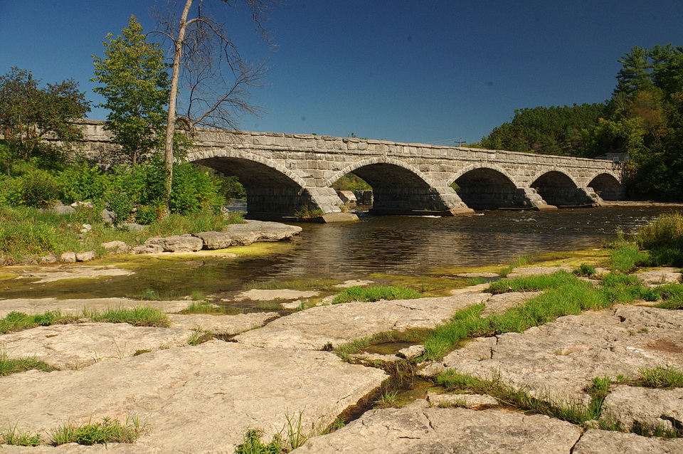 图1:历史Pakenham 5跨桥,石桥,位于村Pakenham(密西西比州钢铁厂),安大略省,据报道是最古老的,活跃five-arch石桥在北美。raybet11图片由安迪Fyon 9月12/17。