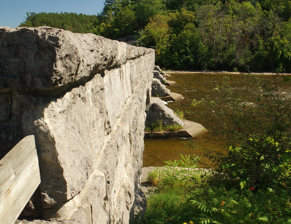 图2:石灰岩块的照片用于构造five-span, Pakenham石桥,东望密西西比河。图片由安迪Fyon 9月12/17。