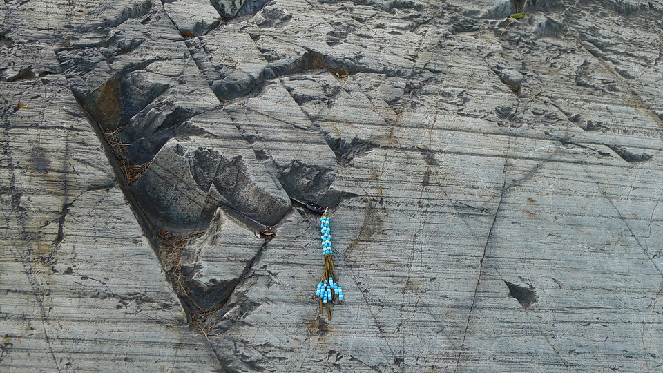 冰川条纹呈“东西向”方向，横在岩石上。钥匙链是用来缩放的。地点:加拿大安大略省萨德伯里贝尔公园。raybet11雷竞技官网dota安迪·费翁拍摄，8月9日至14日。