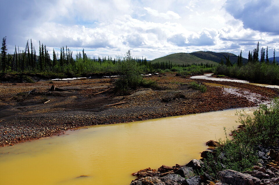 图1:红色的黄色的水溪,育空地区,中部是矿物质,铁的结果进行悬架。河的橙红色表面污渍鹅卵石是矿物质,铁的结果形成了一个规模,或precipitat…