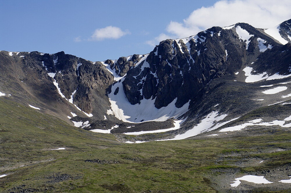 图1:在图像的中心是一个弯曲的碗,切成他山腰的高山冰川。这碗叫做冰斗。在地面上,在前台,是粗砂砾的山脊。这些脊被称为终端碛…