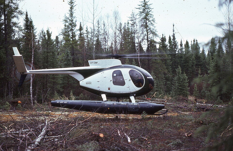 休斯500 c的照片,支持我们在夏天地质测绘项目。这个营地位于Windigo河地区,加拿大安大略省。raybet11雷竞技官网dota照片由安迪Fyon, 1976年夏天。