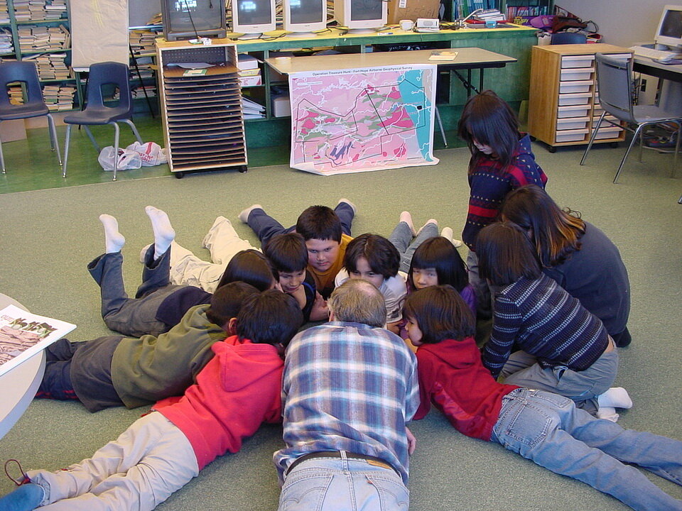 马滕瀑布第一民族亨利考斯特纪念学校的小学生们分享和倾听。我们研究的是矿物质，比如“窗口矿物”(又名石英)。照片由Lori Churchill于2002年2月6日拍摄。