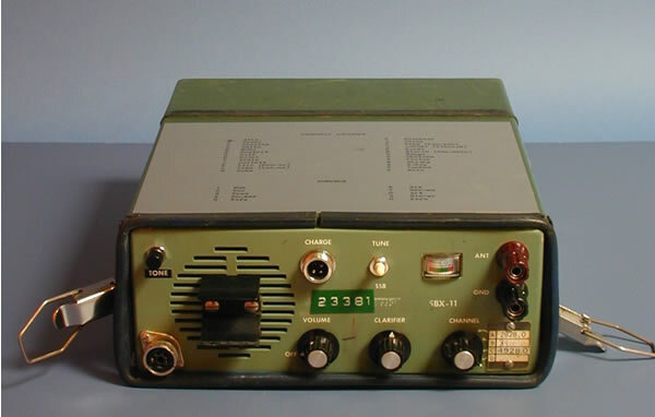 图1:一个典型的绿色SBX-11双向无线电是常用的在1970年代中期。加拿大的发明,使通信电台,在不列颠哥伦比亚省Spilsbury和Tindall制造有限公司. .照片从虚拟博物馆的警察…
