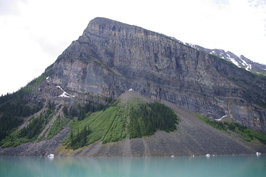图1:堆积在山上的土锥。2014年6月27日，艾伯塔省路易斯湖，Andy Fyon拍摄。