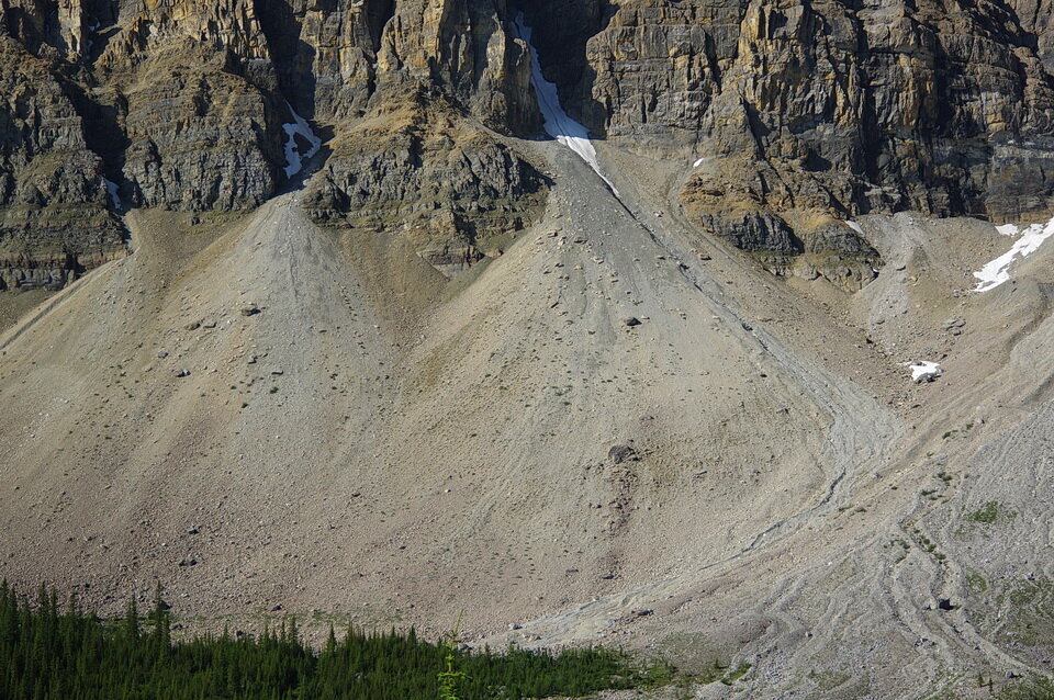 图4:阿尔伯塔省班夫国家公园弓湖山崖底部发育的距骨锥。图片来自:Andy Fyon，摄于8月7日。