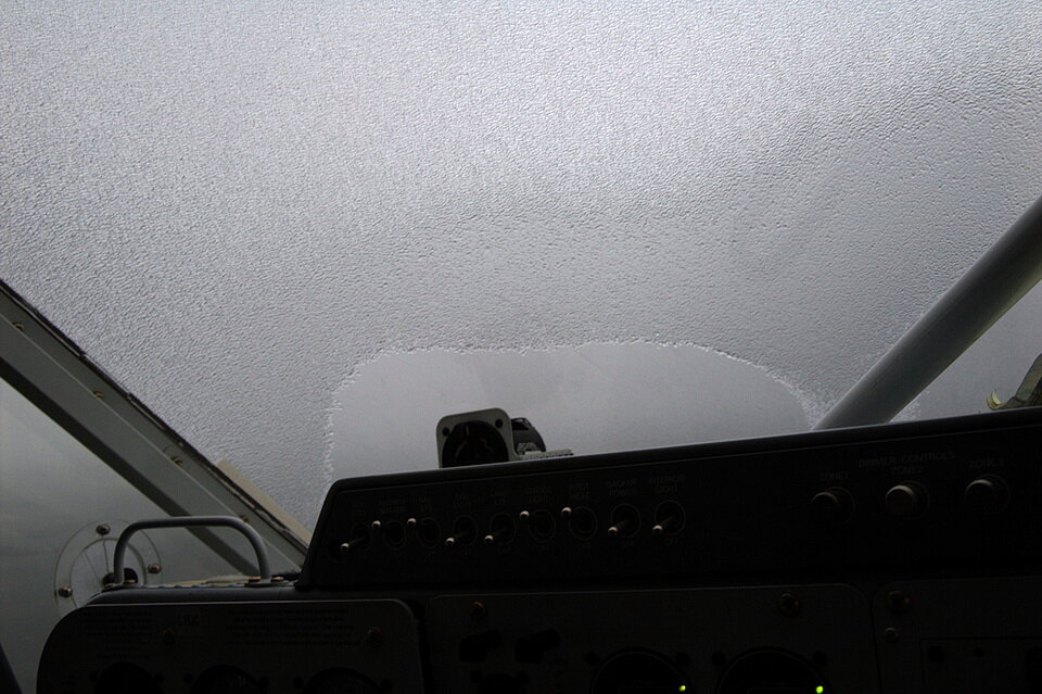 飞行第一民族社区之间在安大略省的远北地区,我们遇到结冰条件。raybet11小清晰的空间底部的挡风玻璃被飞行员刮免费的冰,用他的信用卡。图片来源:安迪Fyon, 2007年5月18日。