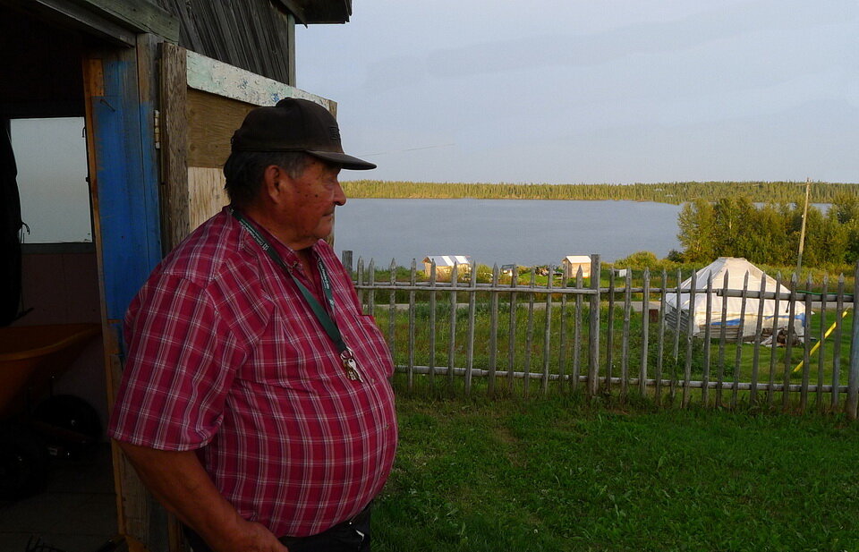 图4:老乔西雅各(Webequie第一个国家)共享他的一些记忆的旅游领域的Winisk湖(背景)。我感觉到从他的声音里有些悲伤。图像由安迪•Fyon Webequie, 2012年8月25日。