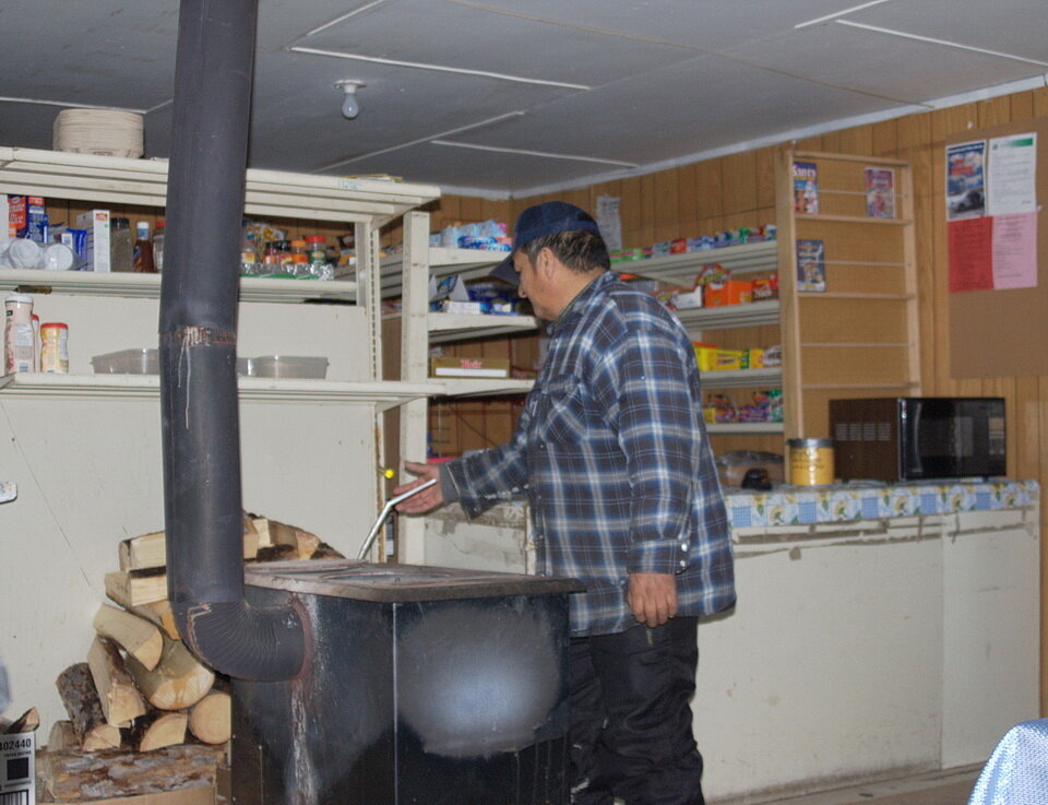 图3:以利亚雅各在他的咖啡店,他的柴炉,播放的热量。由安迪Fyon照片,2006年12月3日。