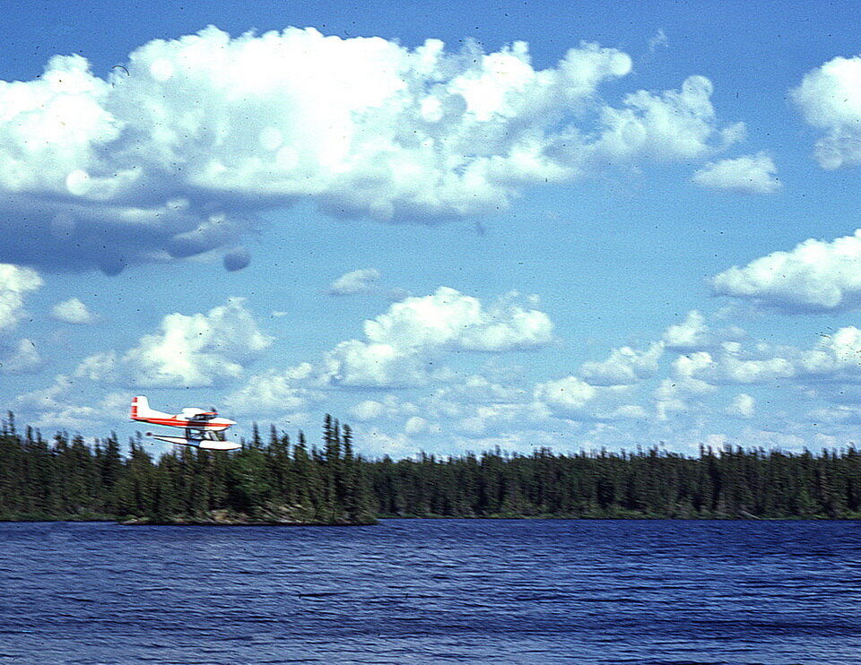图1:塞斯纳180B (CF-LSB)的到来一直是一件大事。飞机向我们的丛林营地运送食物和邮件。1975年7月，Andy Fyon在安大略省西北部的McVicar湖拍摄raybet11。