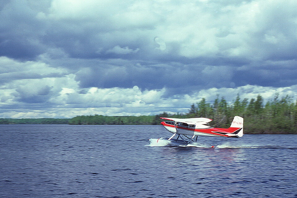 图2:一架塞斯纳180B (CF-LSB)的起飞标志着飞机参观的结束。我们总是站在丛林营地的码头上看飞机起飞。1975年7月，Andy Fyon在安大略省西北部的McVicar湖拍摄raybet11。