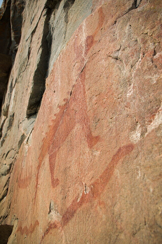 图1:加拿大安大略省苏必利尔湖省立公园，苏必利尔湖悬崖峭壁上的红色赭石象形文字之一“大山猫”(上中)。raybet11雷竞技官网dota表示尊重。我承认我不喜欢爬上这个壁架……