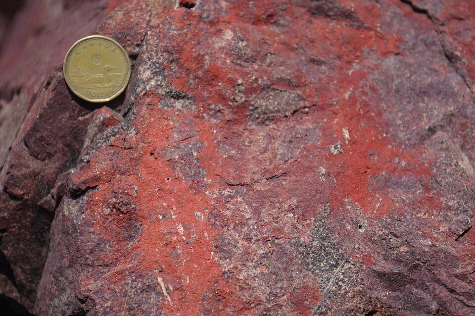 图3:这个红色的表面由粉状的红赭石组成，是由暴露在外的次生氧化铁矿物(如赤铁矿)持续的化学风化形成的。粉状表面位于断裂面上，是…的理想通道。