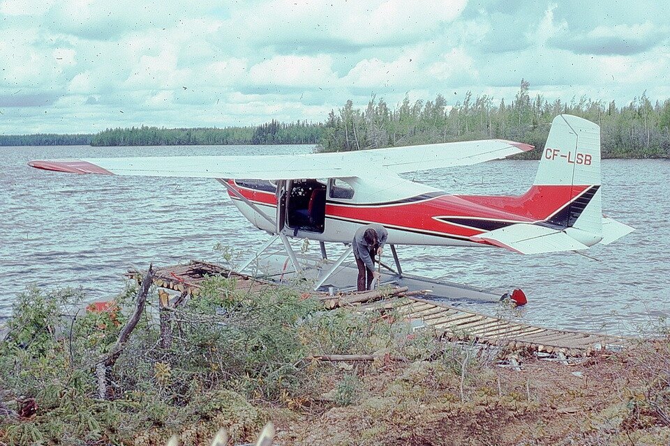 图1:一个典型的远程布什阵营码头,获得了塞斯纳飞机食品。照片由McVicar湖上,1975年夏天