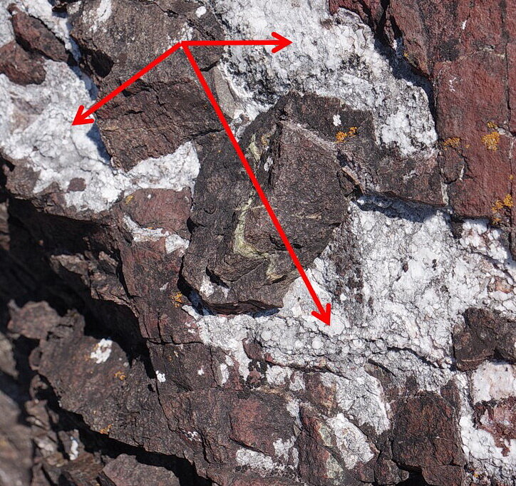照片2:红色箭头指向方解石,辉绿岩岩石裂缝和骨折。富含钙的地下水流动时形成的方解石地下岩石裂缝的通过网络在地球表面的旅程。图像由一个…