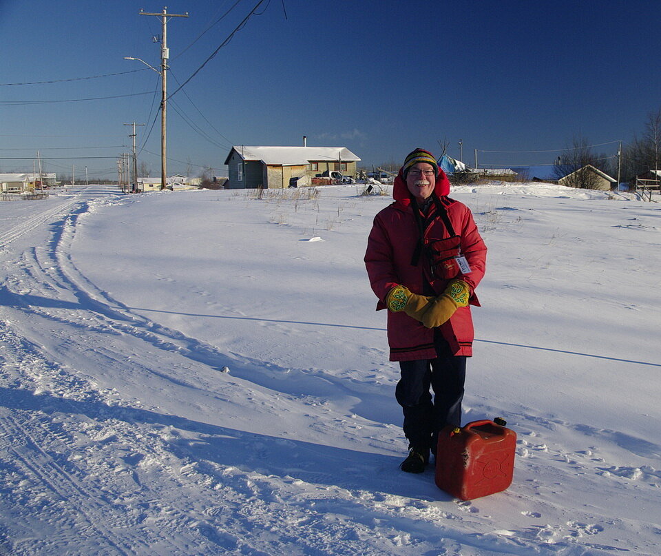 图3:我，安迪·菲永，穿着我的冬季制服，不戴海狸皮帽，在安大略省霍普堡的街道上，这里是埃巴梅通第一民族的故乡。raybet11那天早上的气温是零下24摄氏度。照片由Xavier Sagutch组成，星期六…