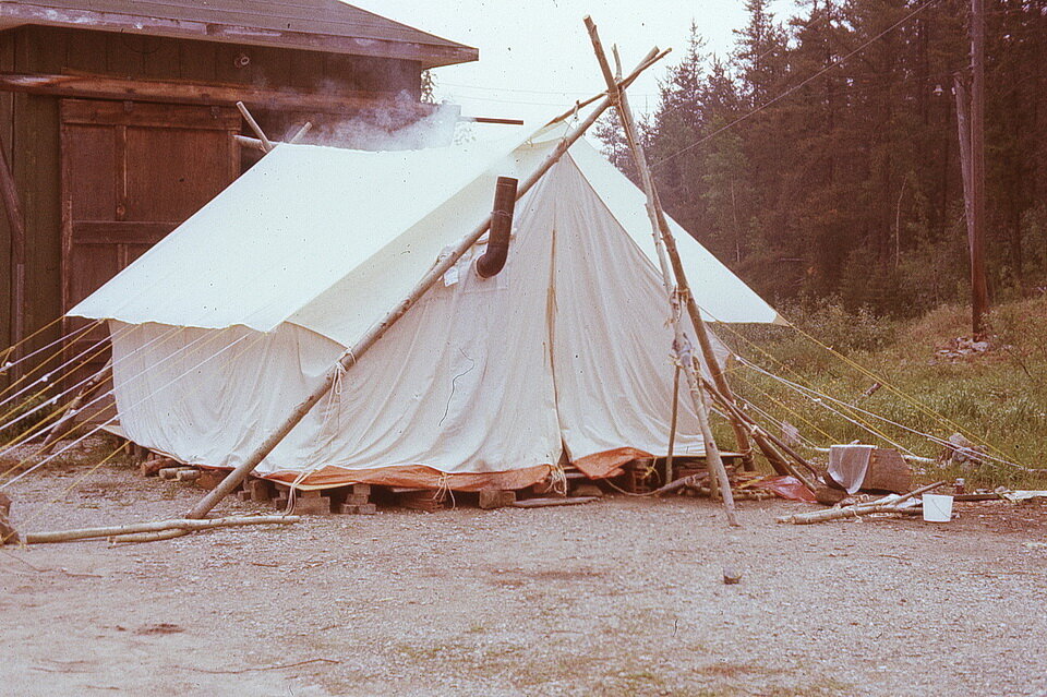 图1:这是熊穿过的办公室棉质帐篷。帐篷建在通往位于安大略省蒂明斯南部的旧的、已关闭的凯尼尔沃思矿的道路上的一个称重站旁边。raybet11我们在车库里做饭，车库里有…