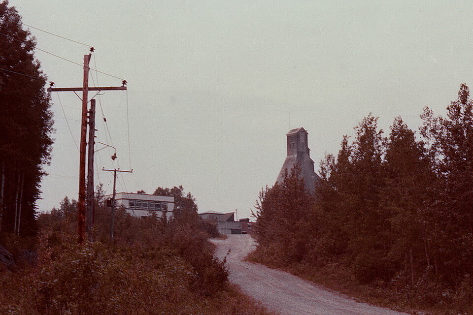 图2:位于安大略省蒂明斯南部的旧凯尼尔沃斯矿，从办公帐篷俯瞰矿山道路，看到白色办公楼和矿顶框架结构。raybet11照片摄于1978年夏天。