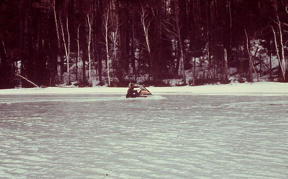 照片:多一点湖泥,LOL。雪机水湖上冰翻腾,罗洛湖,安大略省,1976年。raybet11这张照片是由大约一个月后我第一次遇到湖泥。