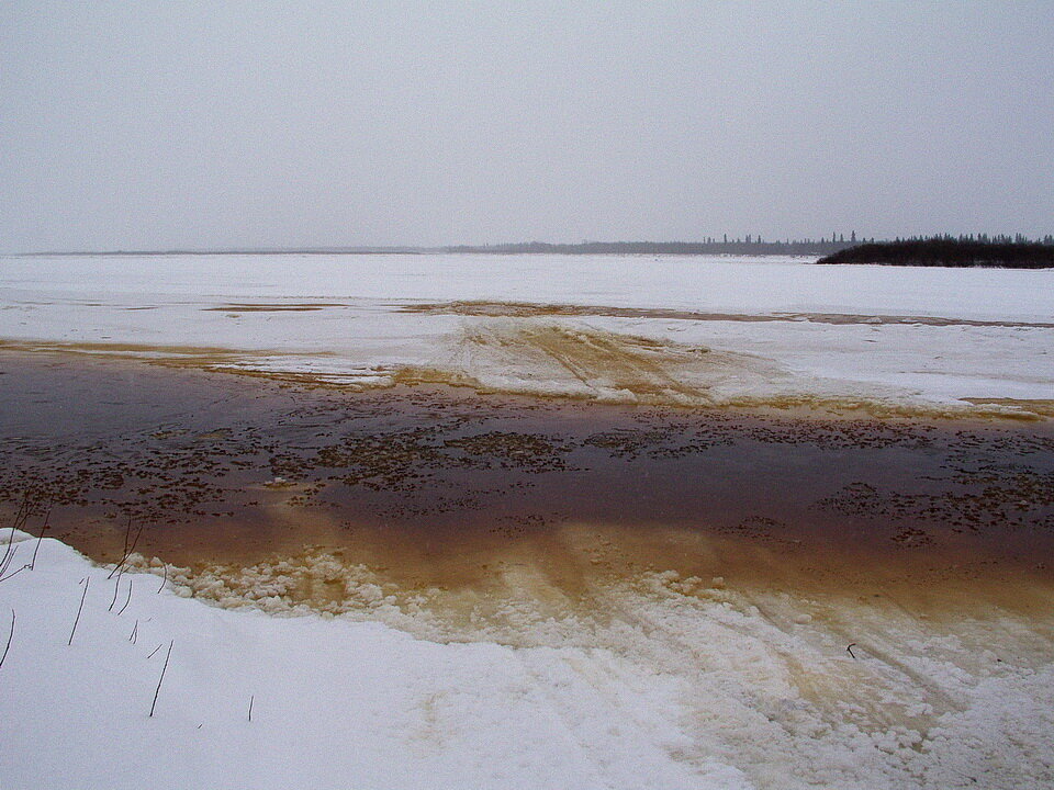 图4:麋鹿河潮水,所以河冰与潮汐起落。布朗运动通常创建一个带水和海岸之间的冰层覆盖。冬天的冰出租车找一个合适的地方特拉弗斯…
