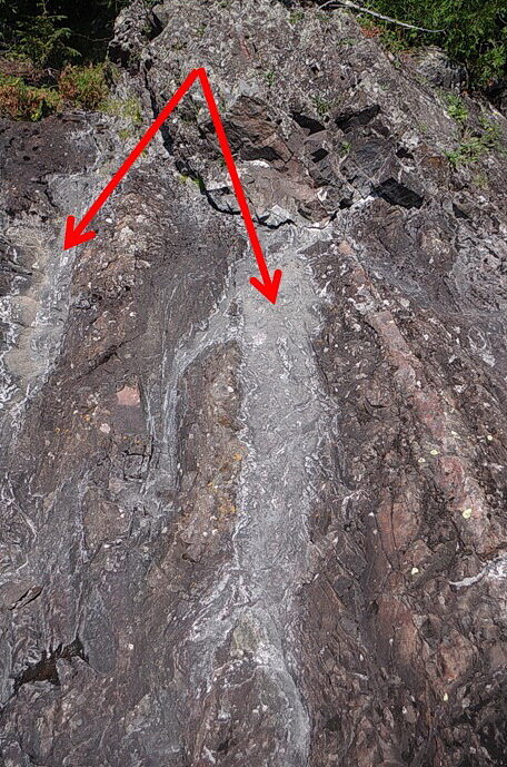 图13:红色箭头指向white-coloured水垢方解石沉淀表面的岩石露头。图像由安迪•Fyon卡冈都亚小道,苏必利尔湖省立公园,安大略省,8月15/18。raybet11