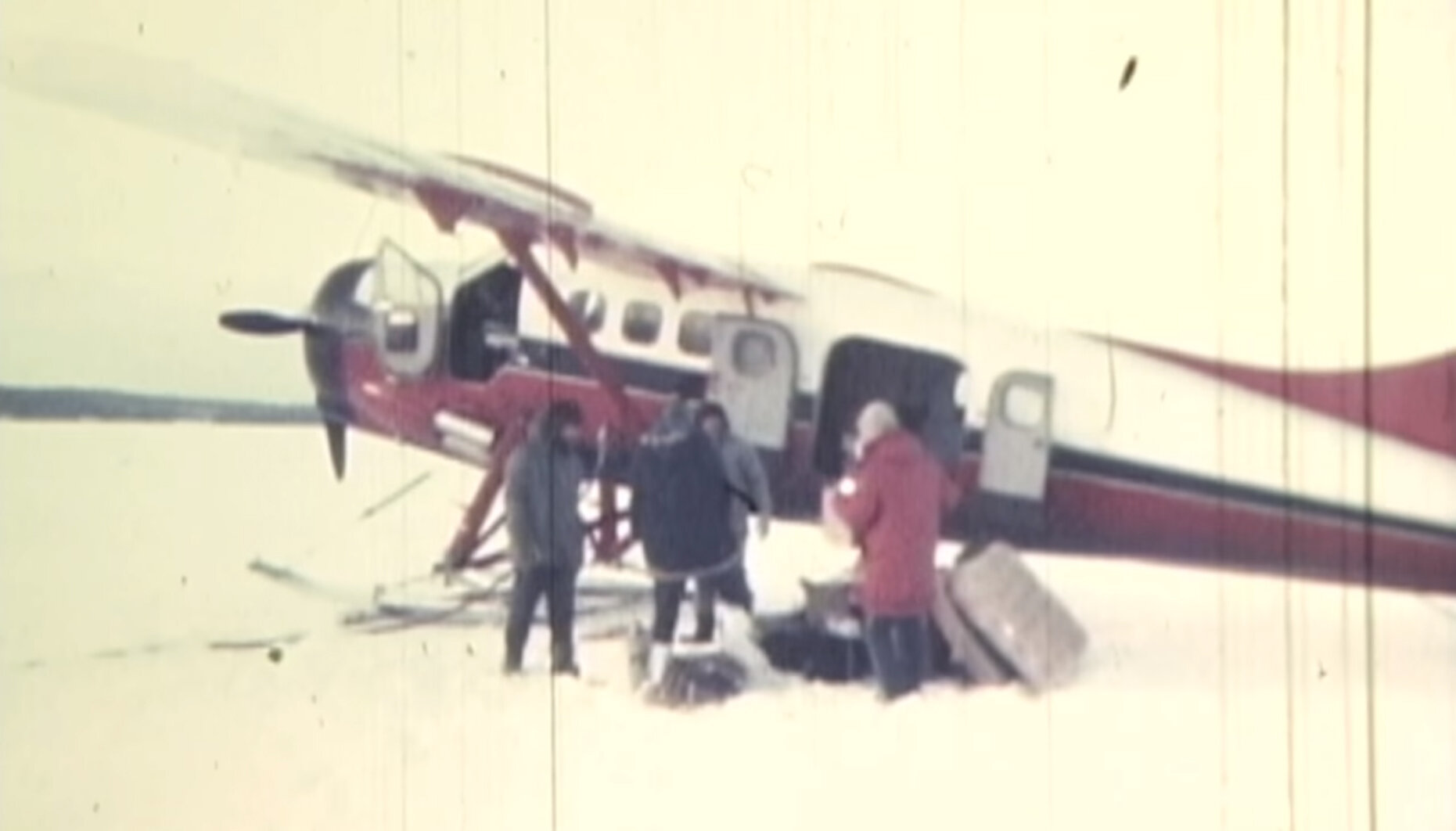 图2:这张照片是由Marcel Lafreniere从老式的视频中提取(https://www.youtube.com/watch?v=8-8xqsDRinw..)。我们装一只水獭飞机,在冬天,冻泡菜湖。我个人穿着红色大衣,…