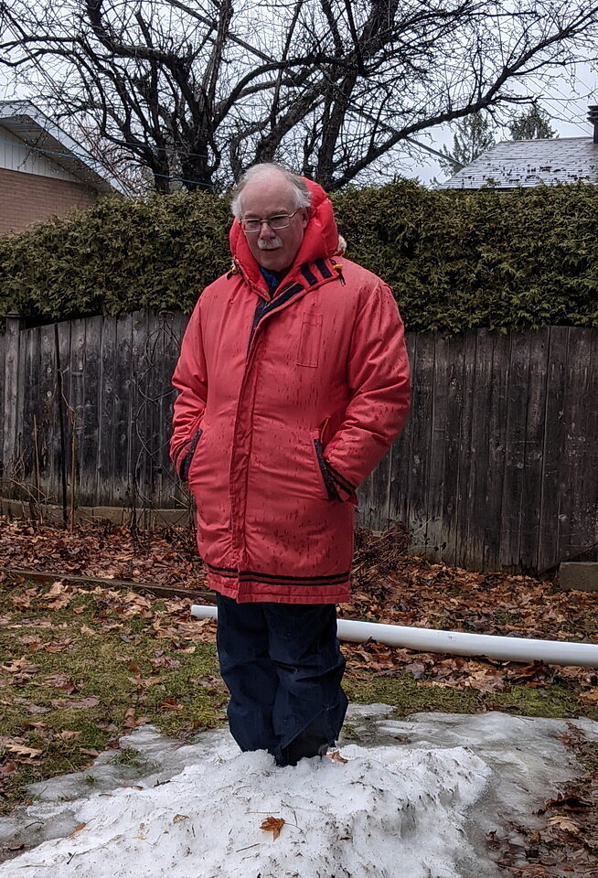 照片3:最近的照片我的旧红大衣和滑雪裤,由渥太华地区3月26/21剩下唯一一片雪,后一天一天的温度是18度。今天下雨了(3月26/21)。