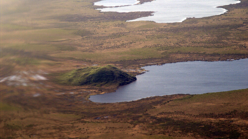 图8:一个小丘小丘加拿大地标坐落在湖的边缘,Tuktoyaktuk附近,加拿大的西北地区。雷竞技官网dota这个小丘似乎已经形成的边缘,部分排水靠近北极的湖。图片由安迪•Fyon 6月25/07。