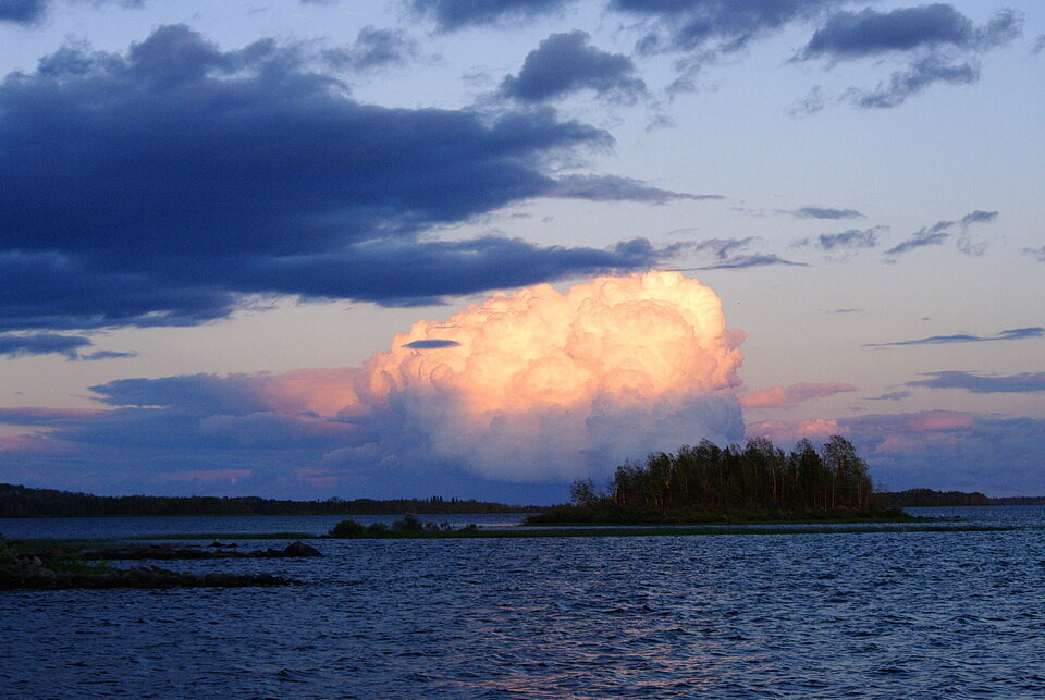 图1:一个典型的夏季雷雨在北方森林。这个细胞Eabamet湖以南,Eabametoong第一国家的国土(希望堡),安大略省,加拿大,2015年7月29日。raybet11雷竞技官网dota