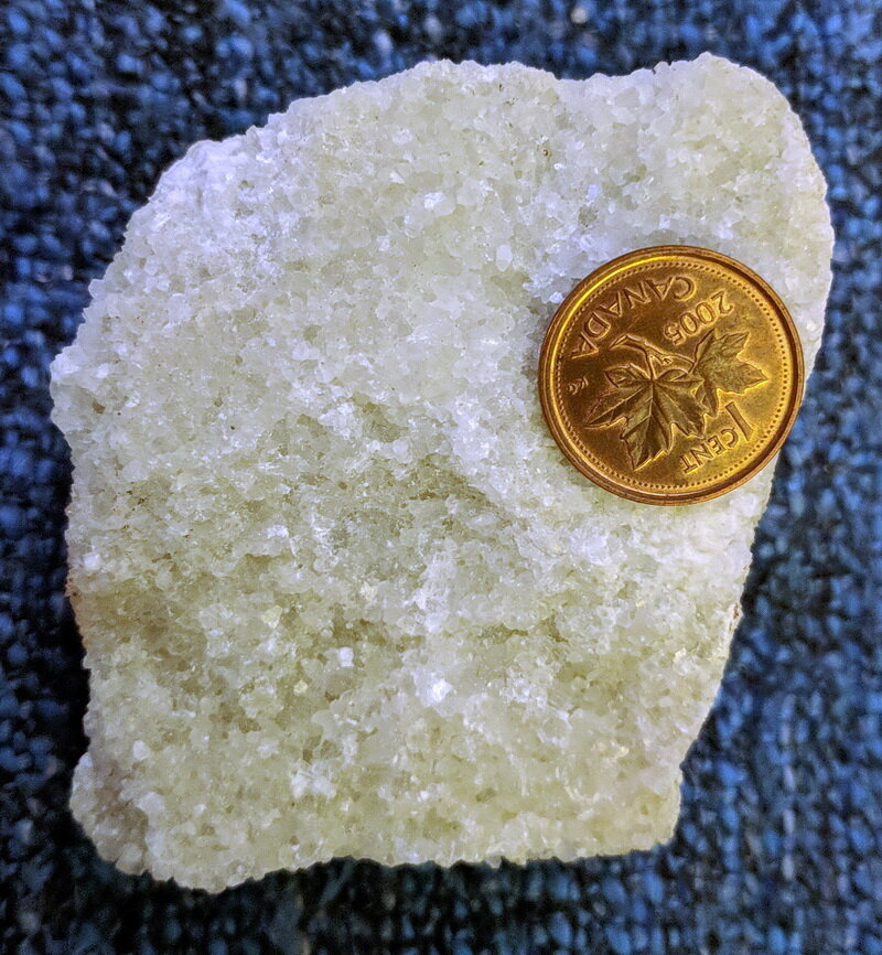 图2:大理石是一种白色的，粗糙的结晶岩石(颗粒大小很明显)，是由石灰岩在更高的压力下加热而产生的，深埋在地表以下。安迪·费翁拍摄，2017年。