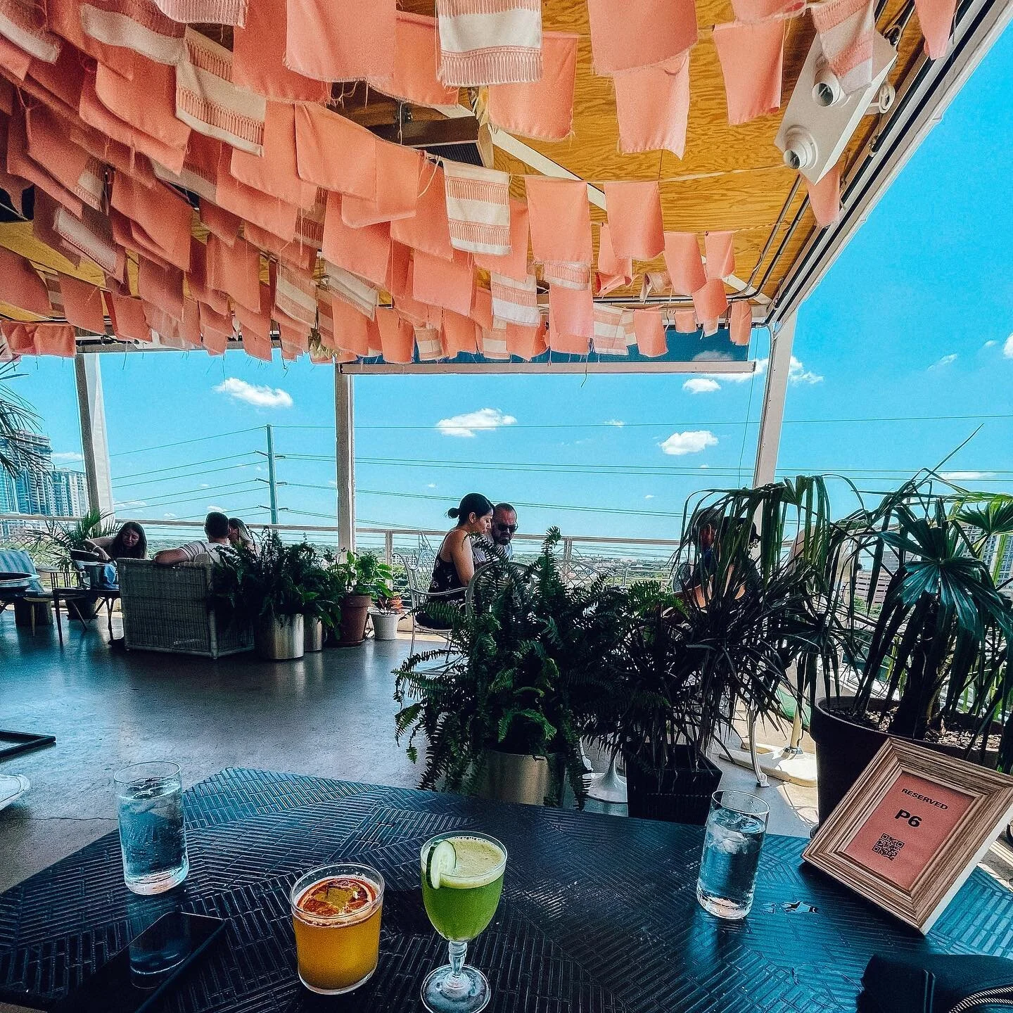Take me back to Austin 😭 Delicious food, drinks and beautiful views 👀 The cocktails and snacks at P6 rooftop were amazing. Honestly I&rsquo;m pretty obsessed with @thelinehotel delicious coffee, tacos, food and cocktails all in one hotel ❤️ #eating