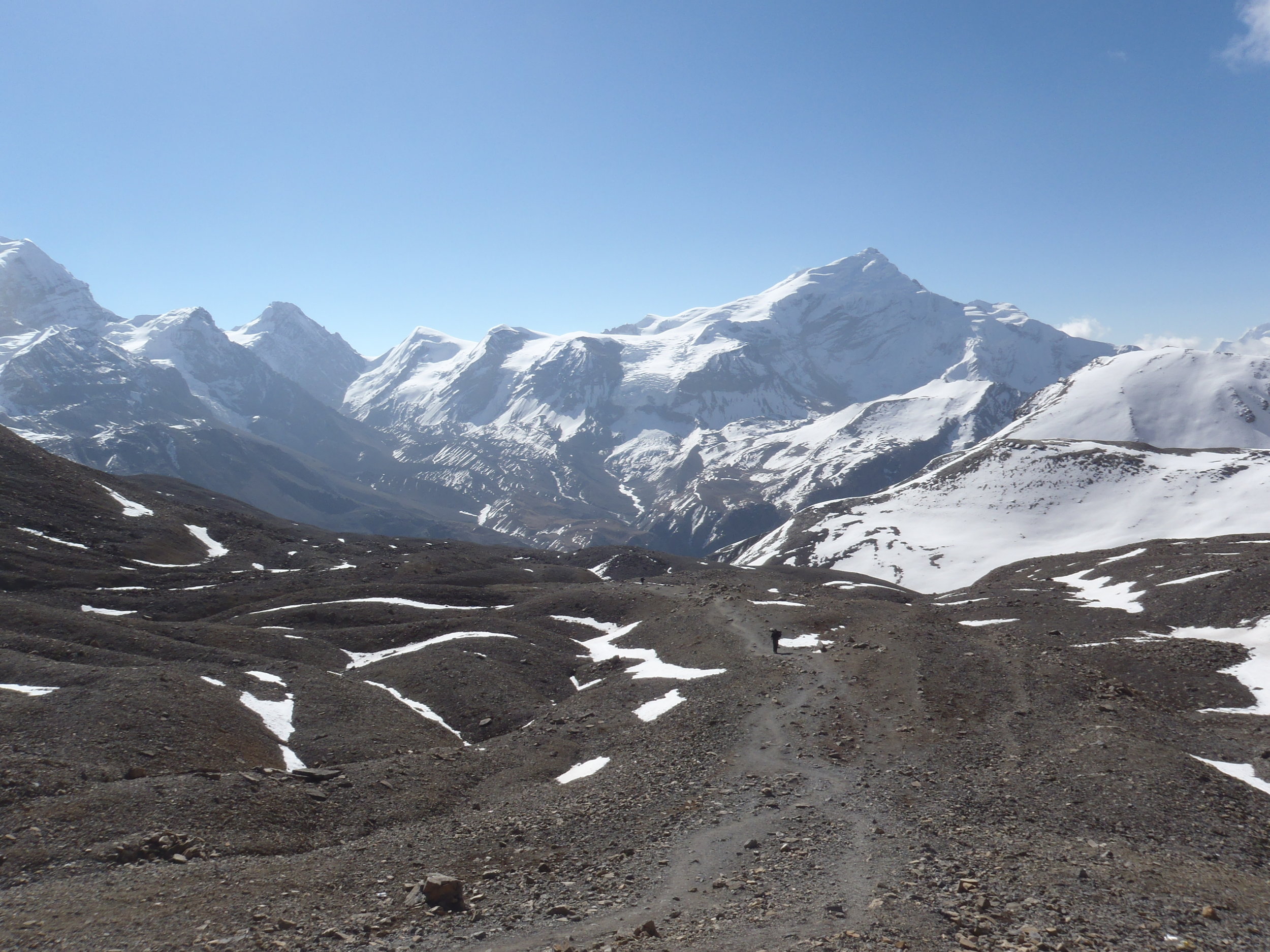 The long climb to the Thurong La (5416m) pass. 