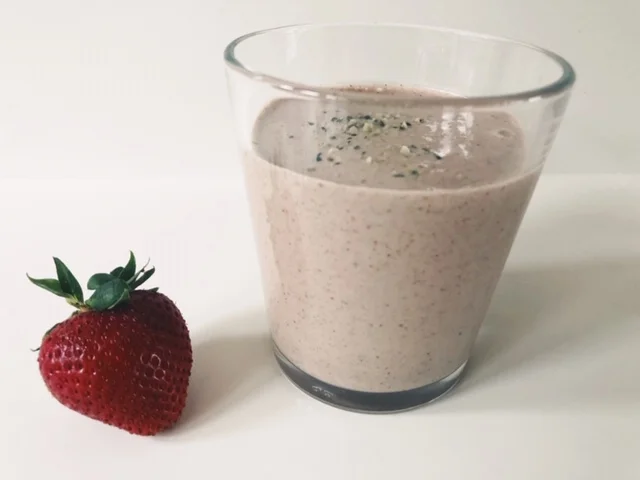 STRAWBERRY PROTEIN SMOOTHIE