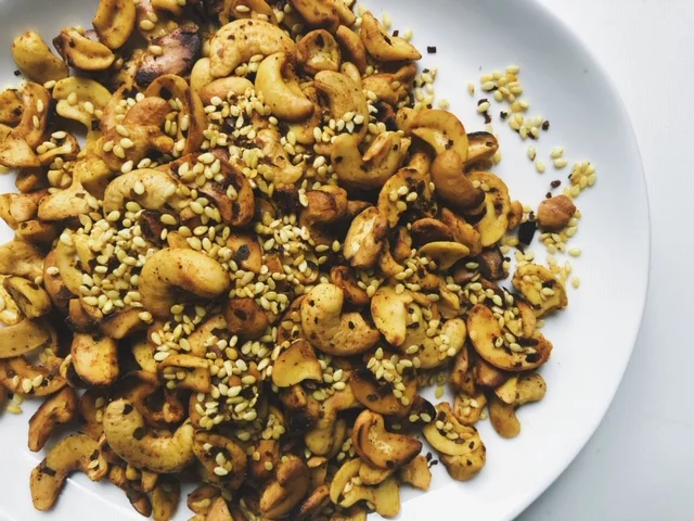 SPICED TURMERIC CAYENNE CASHEWS