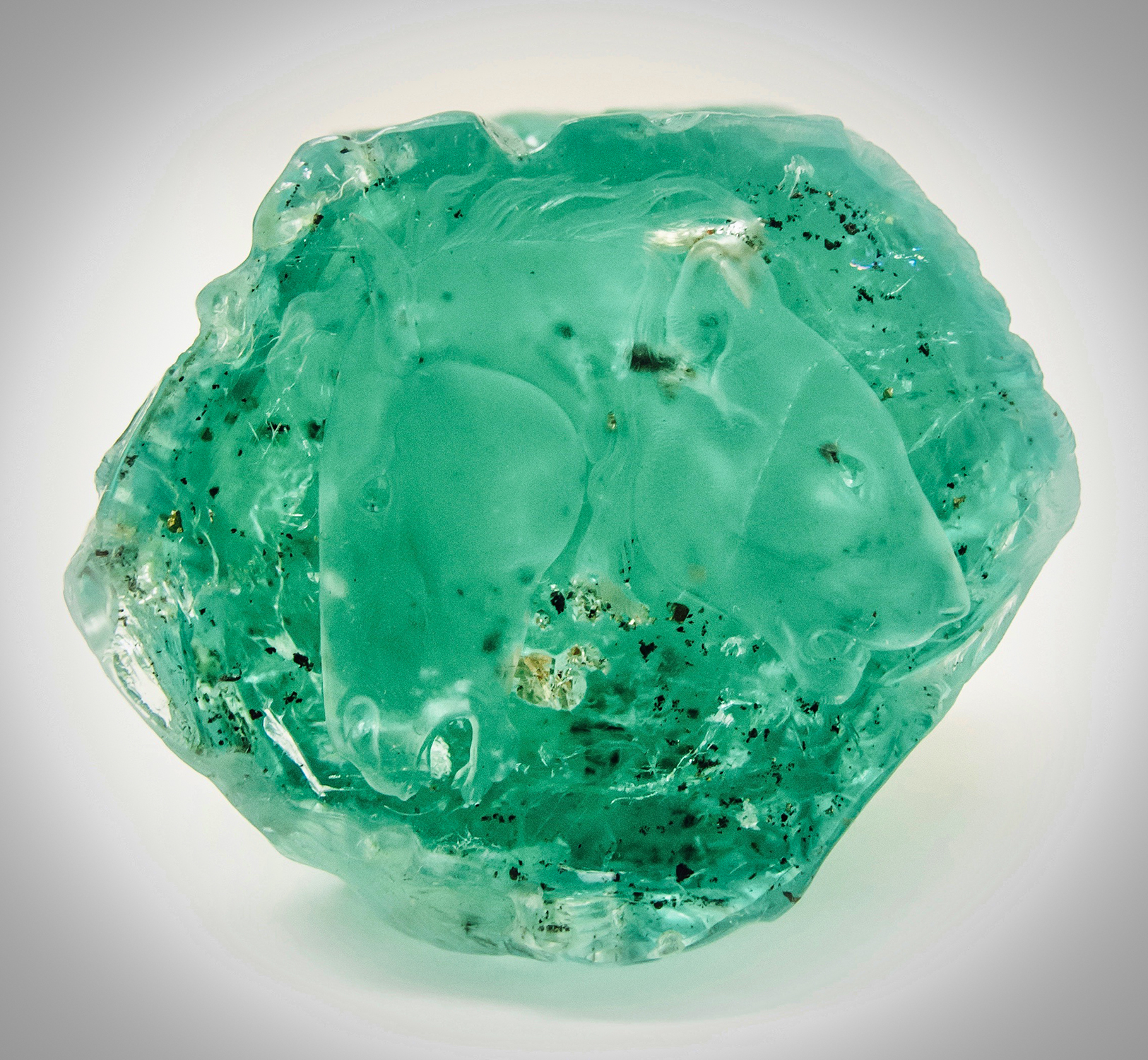  Intaglio seal carving on the base of the Emerald represents the unified ethos of both Europe and The Americas. 