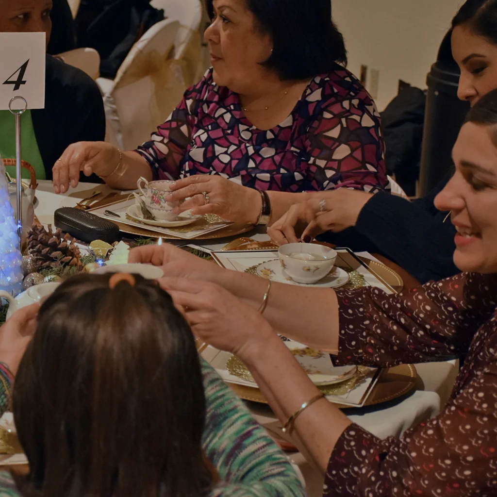 1024app_11thAnnTea_181208.jpg