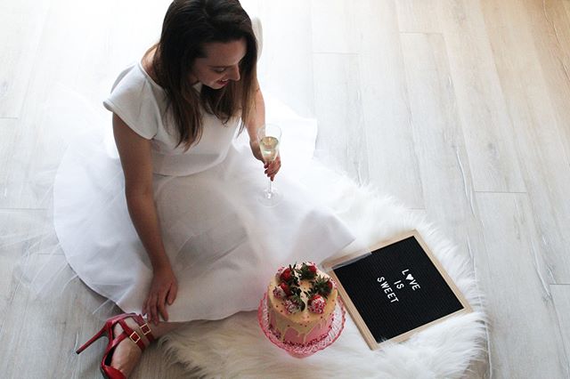 When I first saw this tulle skirt I knew that I had to wear it to my bridal shower! But I could resist trying it on and wearing it for a photoshoot first! ⠀
⠀
⠀
#baker #byjaclyn #dessertartist #kitchentour #femaleentrepreneur #theinstagramlab #foodie