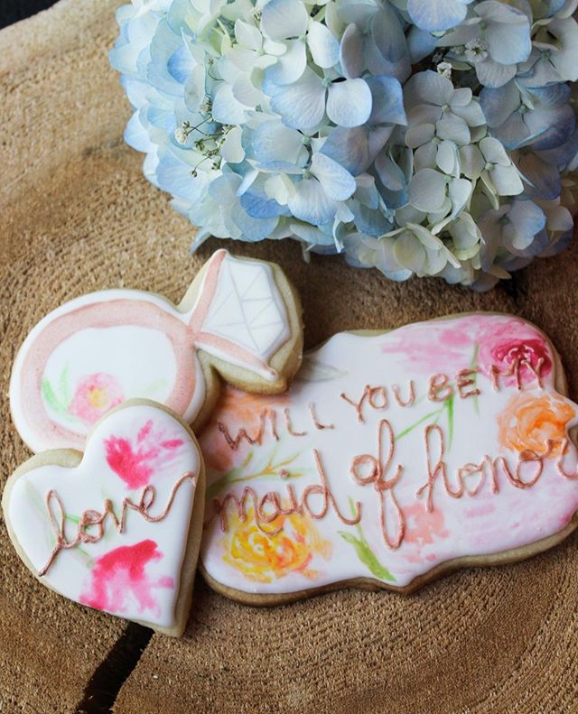 Wedding season is in full swing! Its hard to say no to a cookie 😉 Cookies are always a fun way to ask your bride tribe!💍⁠
⁠
#watercolourcookies #decoratedcookies #byjaclyn #weddingseason #theknot #ilovebaking #lovetobake #royalicing #fancycustomcoo