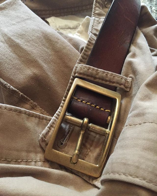 I made this belt years ago and it gets worn everyday for work | we make things to work with you | email for orders 🤝
.
.
.
.
.
#madebyhaptic #handmadebelt #customleathergoods #craftsmenship #madetolast