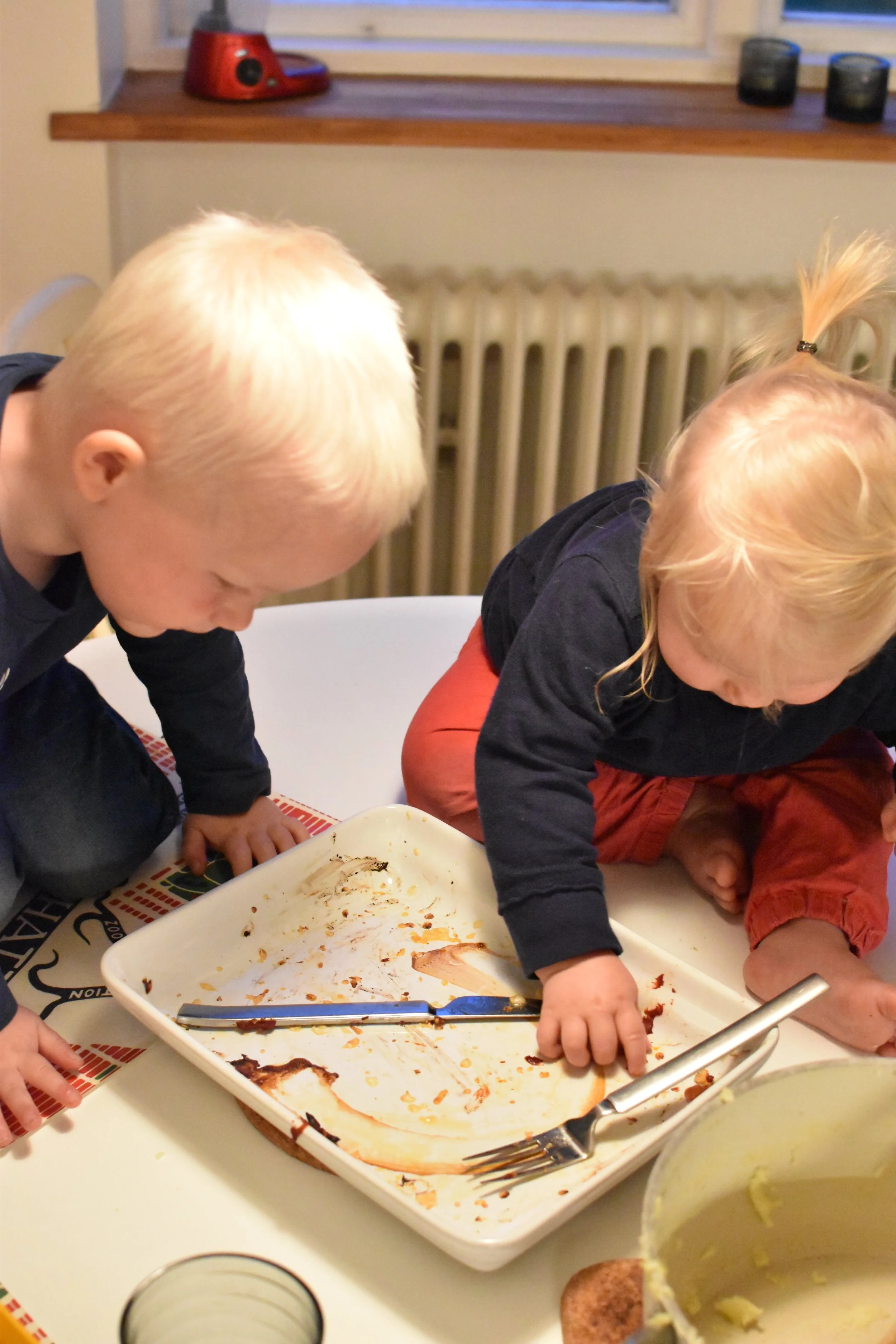 Man vet att man lyckats med middagen när barnen klättrar upp på bordet och rensar faten! Det hemliga receptet? Falukorv i ugn, med mycket ost på.
