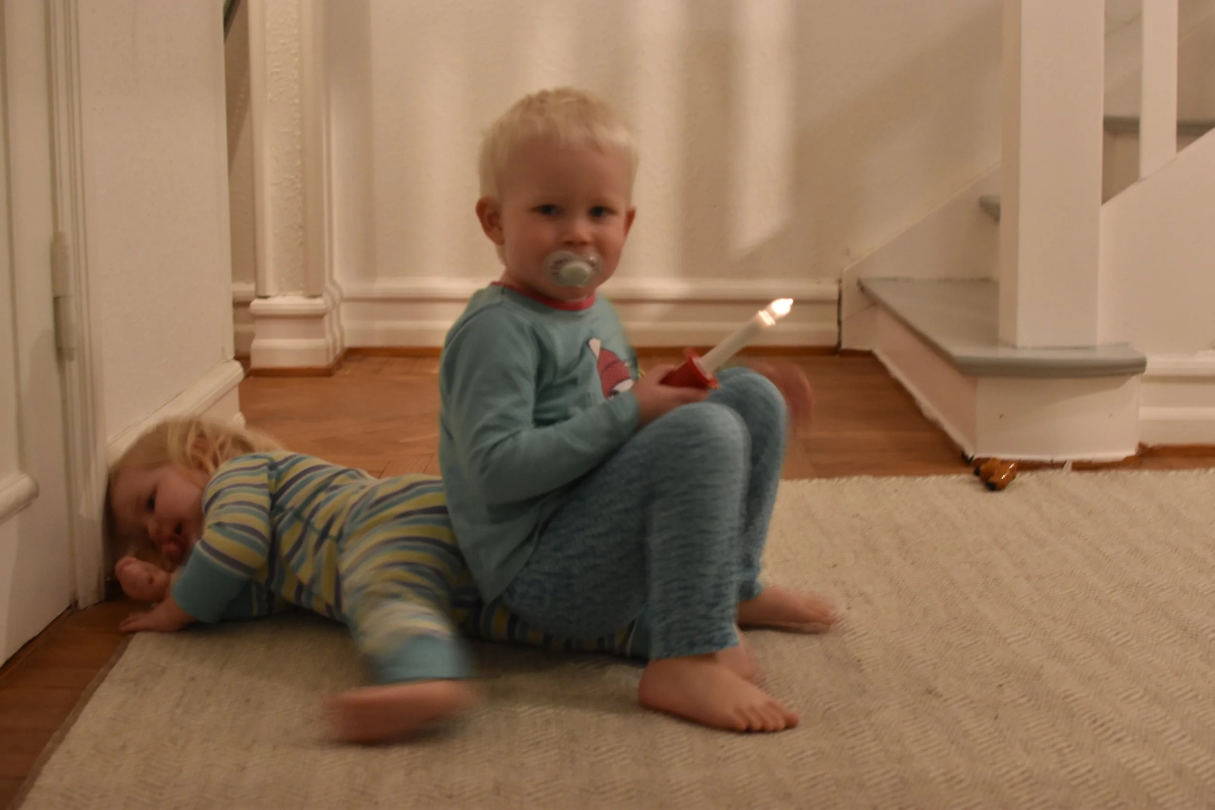Från en kväll innan tomten hade varit här. Känns redan märkligt att se honom med napp i munnen, så längesen liksom. 