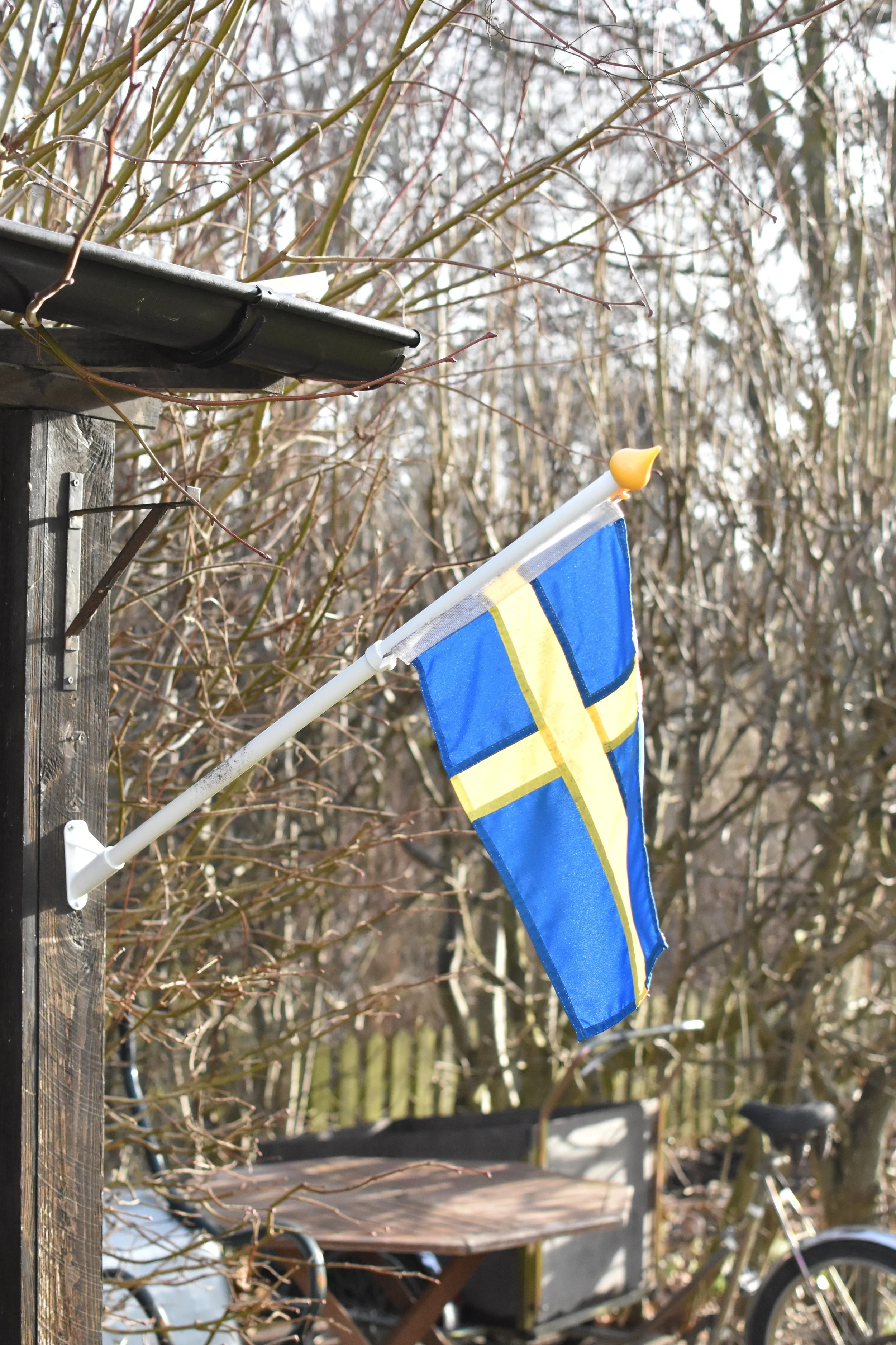 Till min födelsedag i Juni så hoppas jag på att vi har fått upp en riktig flaggstång nånstans, men än så länge får den här lilla vimpeln duga. Fint med lite färg mitt bland allt det bruna och gråa. 