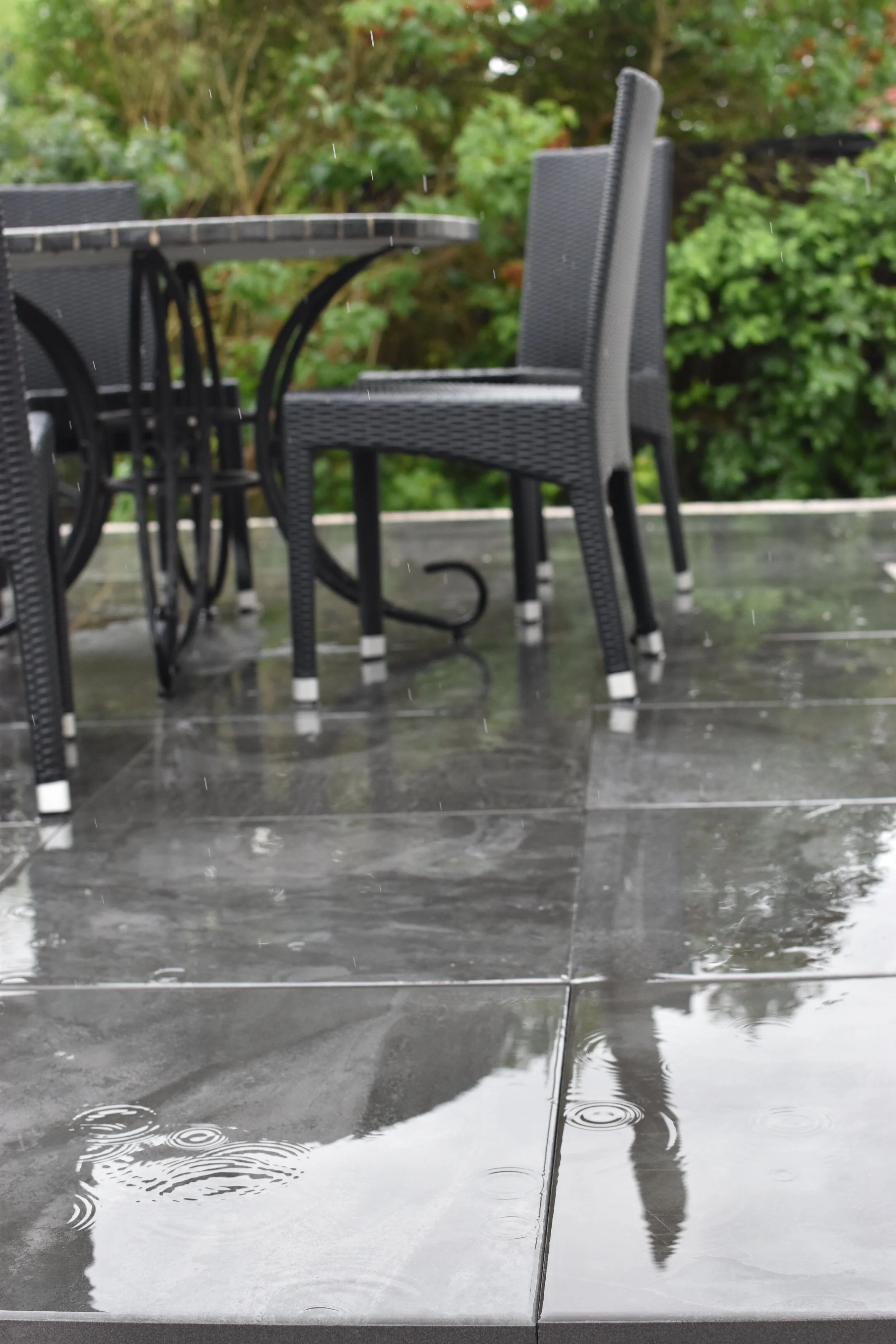 Regn, regn, regn på nya och nästan klara terrassen