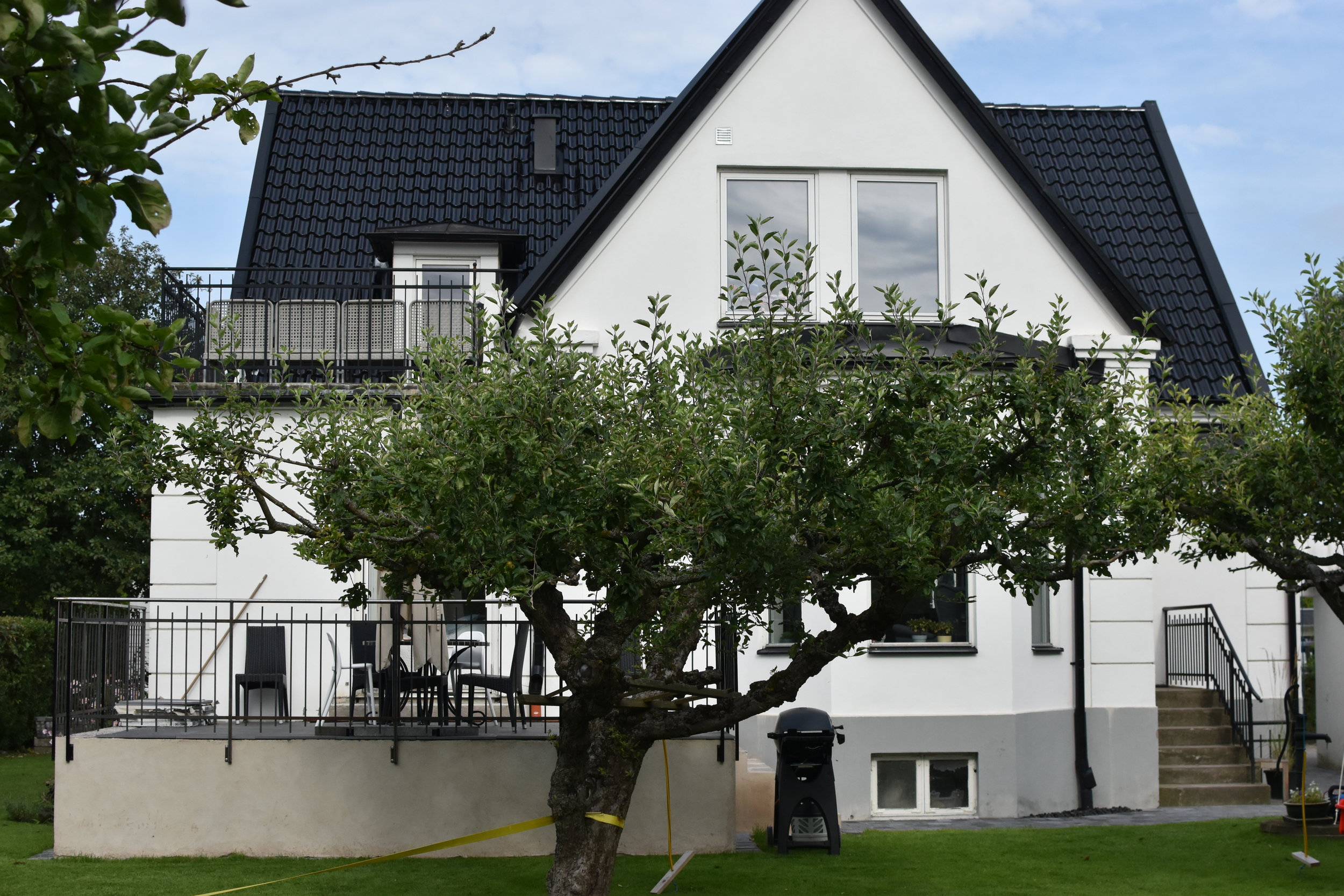 Vårt stora hus. Snart ännu större, när källaren är färdig ombyggd. Vi får plats med hur mycket saker som helst. Men bara för att det går betyder det väl inte att man ska...eller?