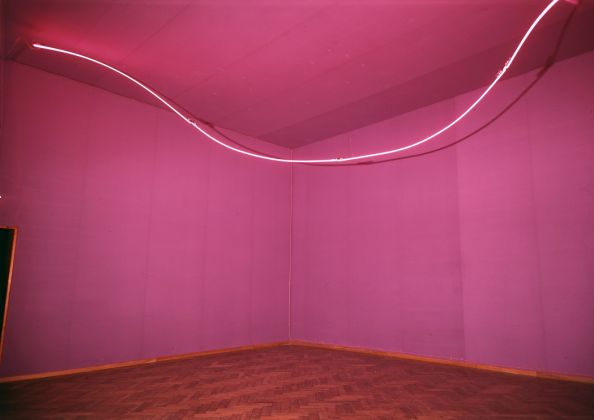 Lucio-Fontana-Ambiente-spaziale-con-neon-1967.-Tubo-di-neon-rosso-viola.-Foto-Stedelijk-Museum-Amsterdam.-©-Fondazione-Lucio-Fontana-Milano-594x420.jpg