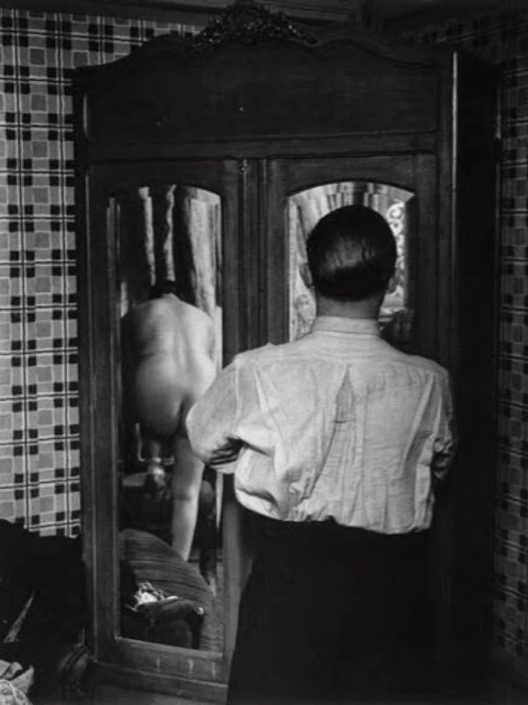 1932, Brassai, L'armadio a specchi.jpg