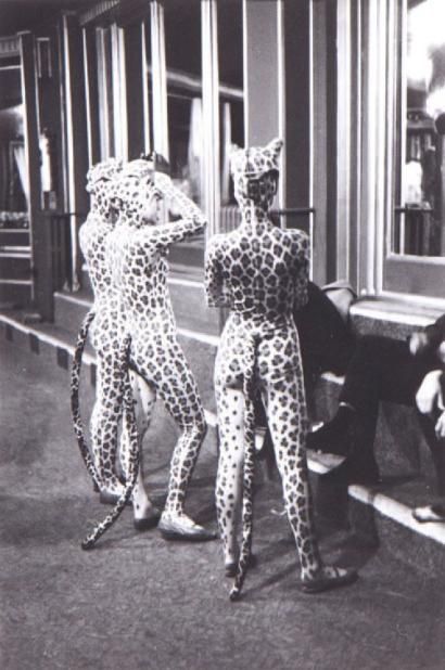 1952, Edouard Boubat, Filles Leopard.jpg