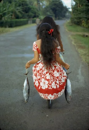 1982, Luis Marden, Girls carrying fish.jpg