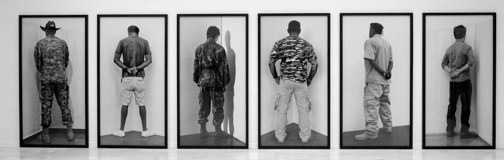 2013, Santiago Sierra, 25 Veteranos.jpg