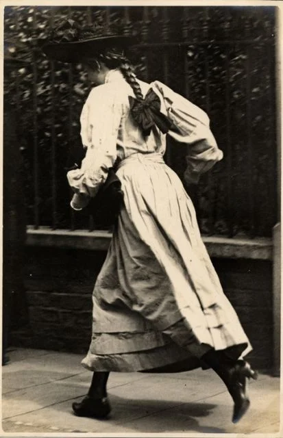 1906, Edwardian photograph, Kensington girl running.jpg